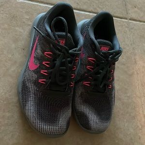 Women’s Nike running shoes size 6. Gray and pink.
